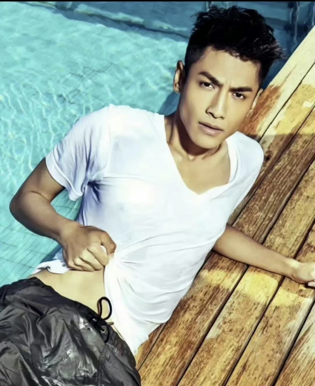 罗云熙硬汉造型,泳池,白t,若隐若现的腹肌,不得不说罗云熙还是有点