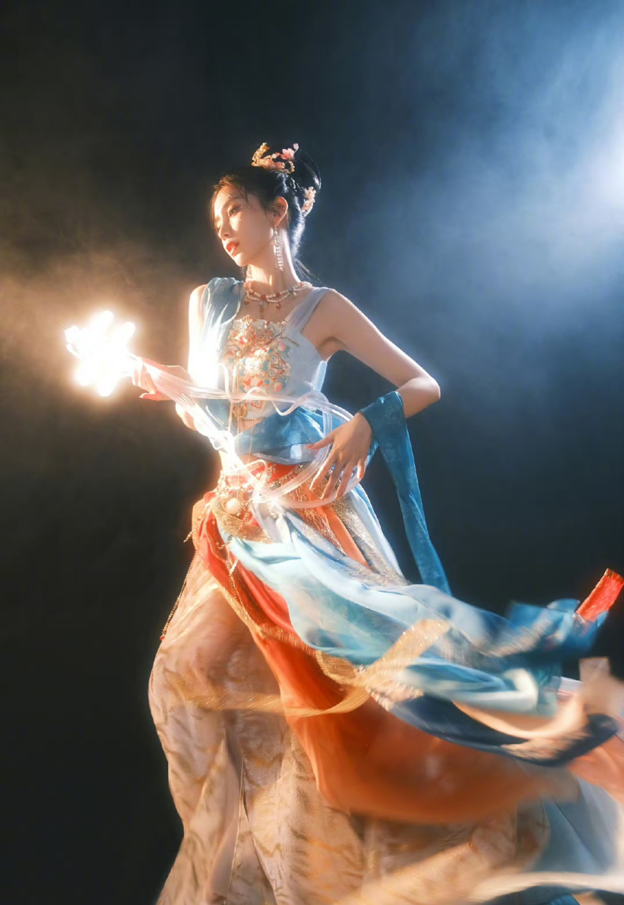 像杨颖的这种穿搭,只适合明星在舞台上凹造型,只适合欣赏,我们看看