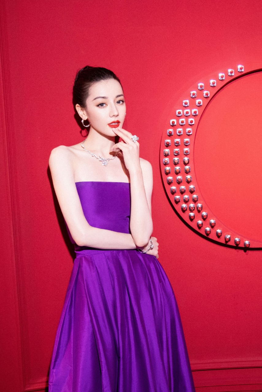 迪丽热巴# 一袭紫色抹胸开叉裙,丰满傲人的事业线,前凸后翘,窈窕旅铑