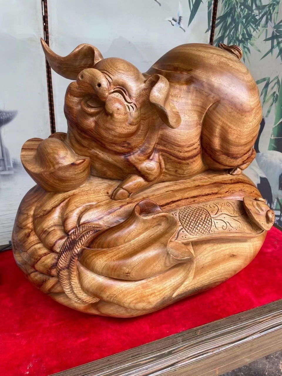 木雕工艺品福袋招财猪 千年老香樟木(福袋招财猪):长48宽38高42.