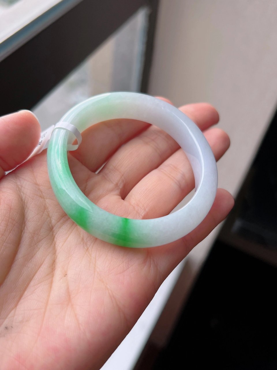 白底青飘阳绿贵妃翡翠手镯54圈口 尺寸:54*12*9.