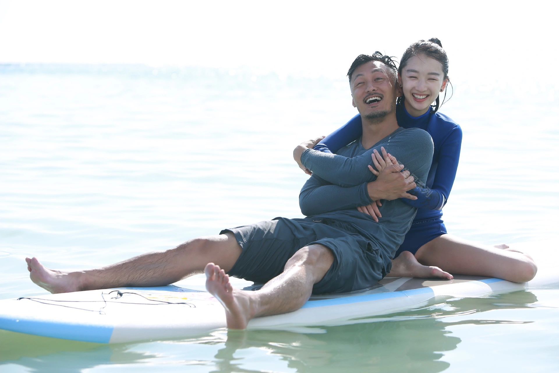 余文乐水上瑜伽00|||周冬雨余文乐一起参加综艺生图 周冬雨比余文乐