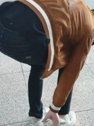 当明星被粉丝踩掉鞋子,邓伦最搞笑,杨紫最让人心疼!