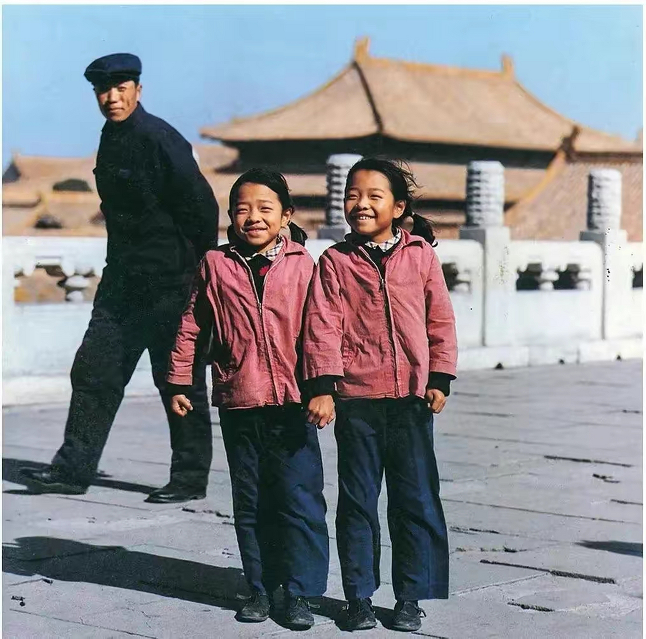 20世纪80年代北京故宫老照片,一对双胞胎姐妹.
