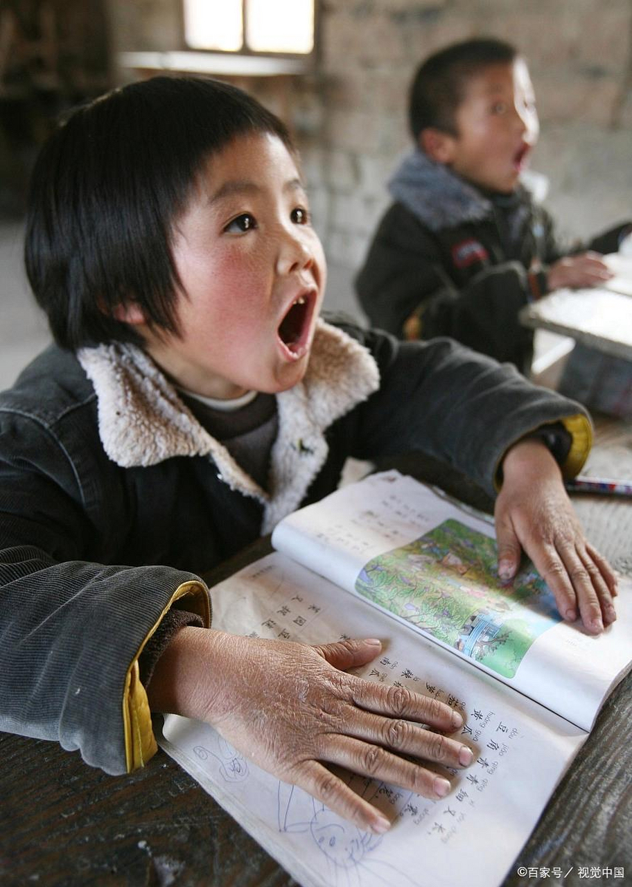 近日,有新闻报道说,一名留守儿童因家庭经济困难而哭着给爸爸打电话.