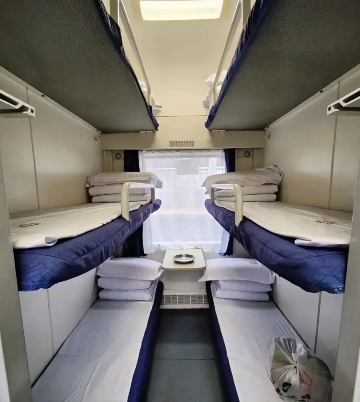 前几天坐火车出差,我是下铺,上铺是个年轻女子.