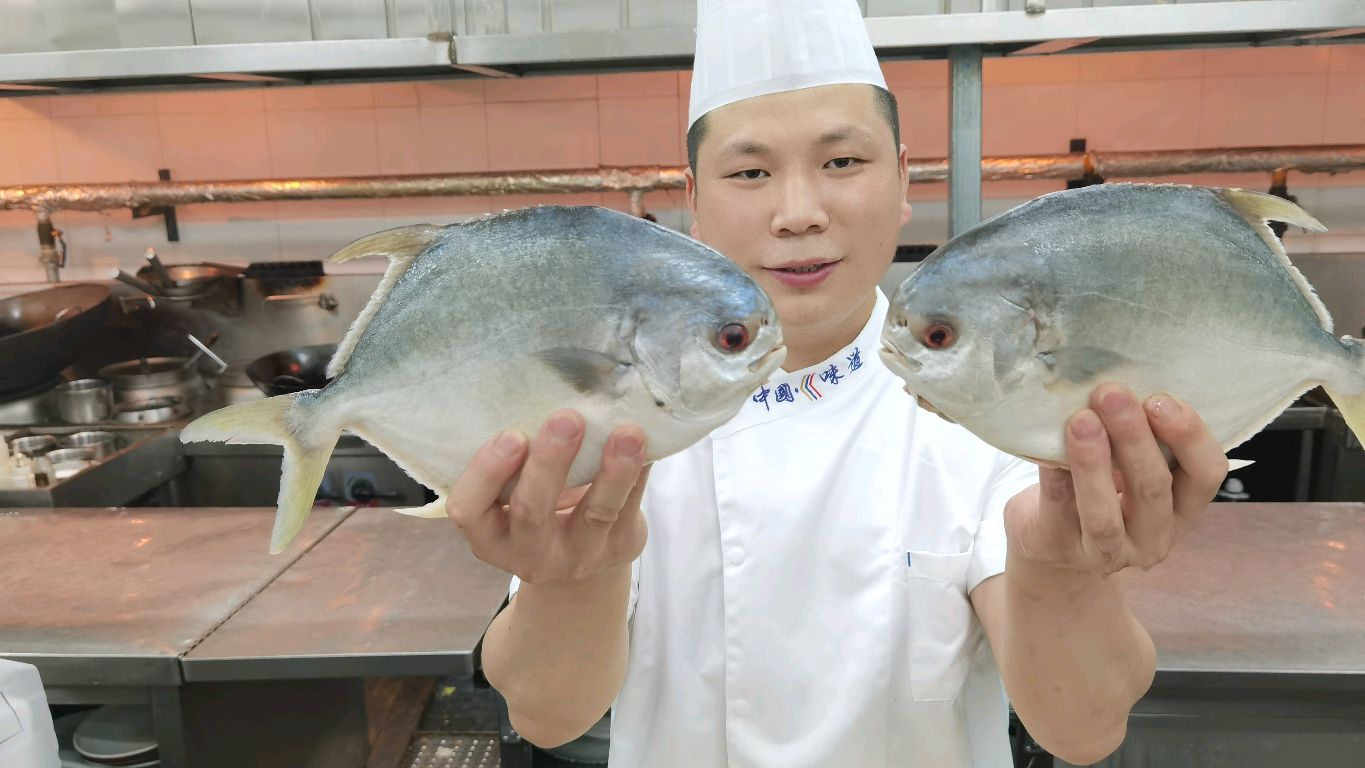 酒店大厨教你:“红烧鱼”的做法,煎鱼是关键,汤汁透亮色泽红润