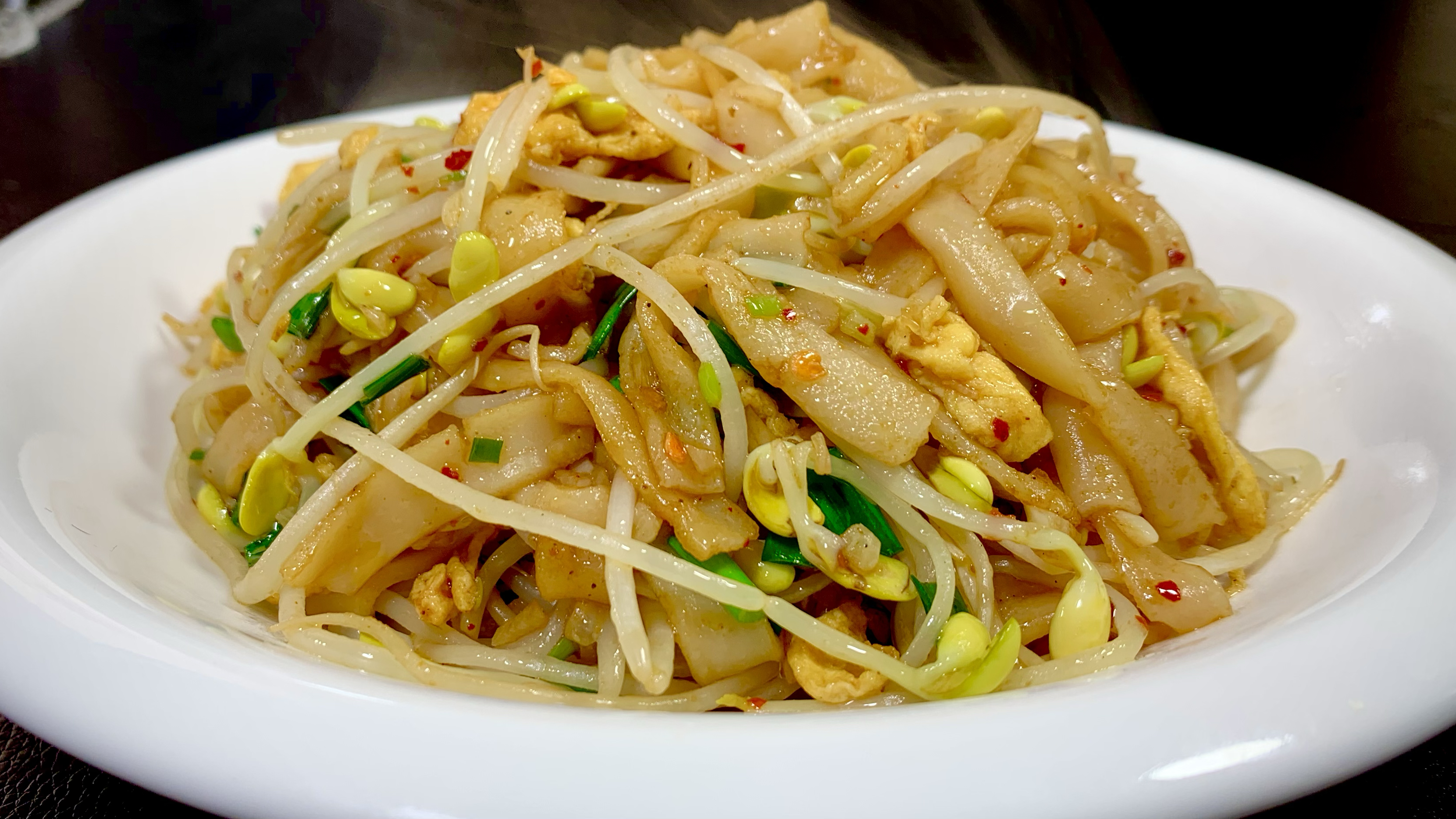 炒河粉时,切记不要用开水泡和直接下锅炒,教你一招,好吃不成坨