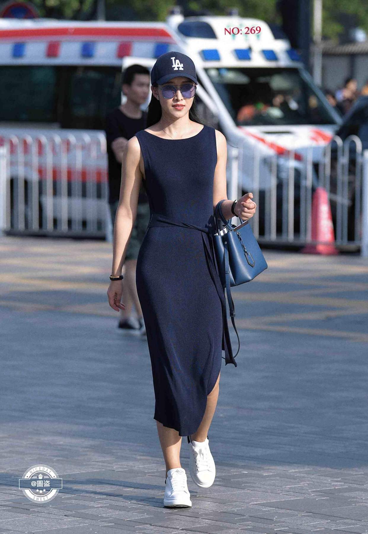 柳腰细腿的短裙美女,值得借鉴和尝试,非常实用