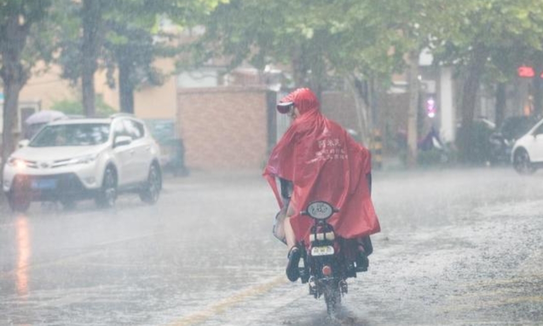 手摸雨水的图片图片