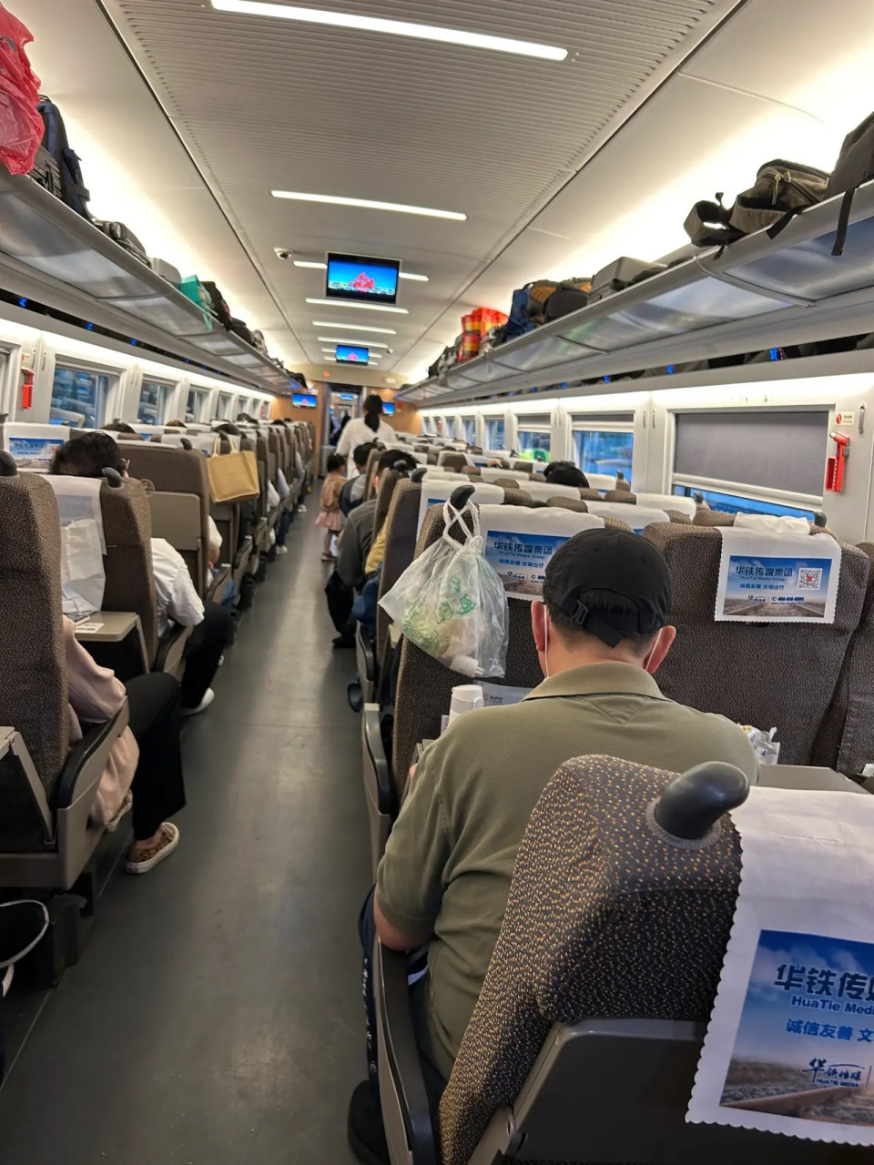 我要了一个牛肉饭,旁边的男人也跟着要了一个,拿到手上一问价格,60元.