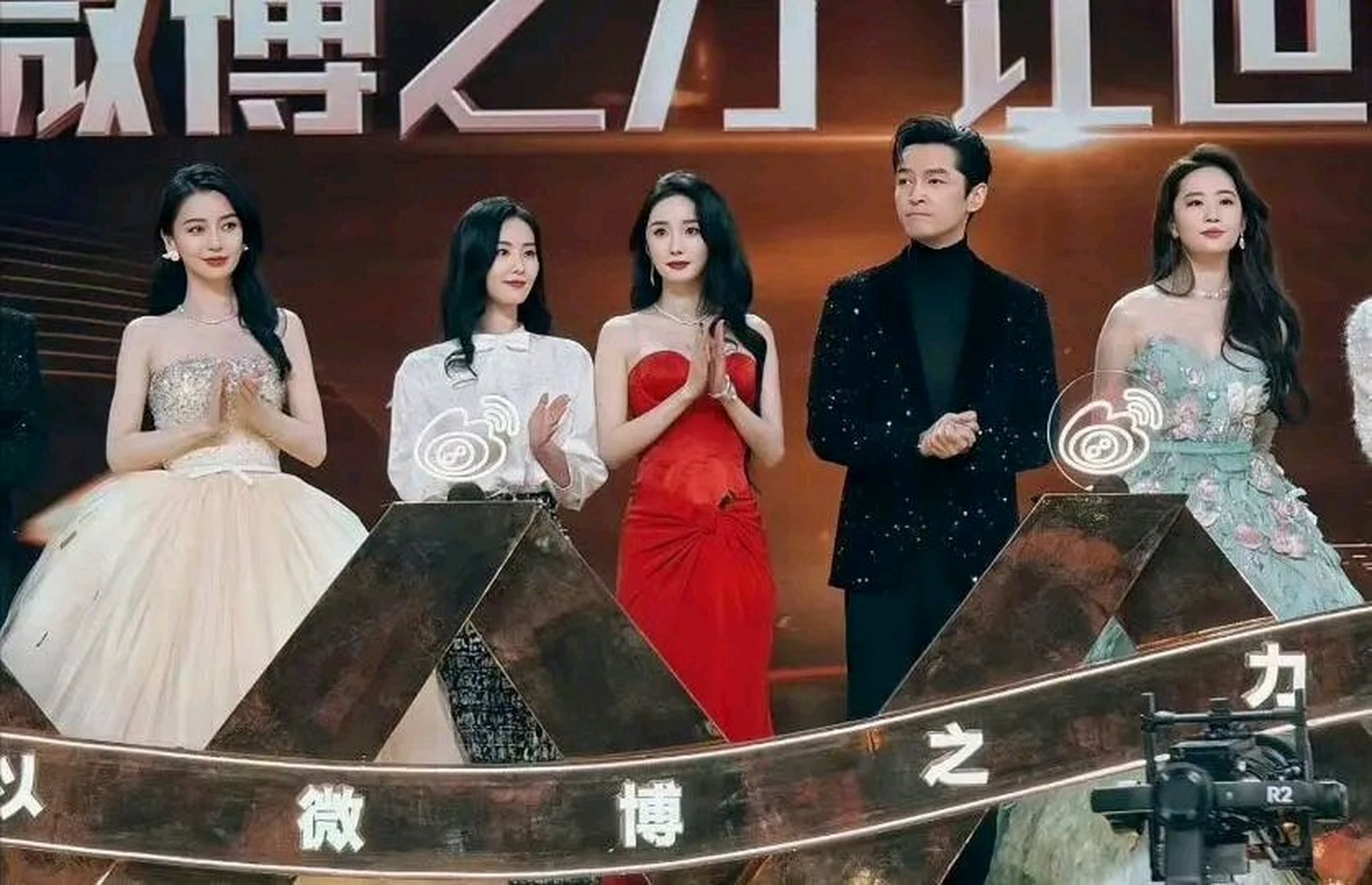 微博之夜,杨幂,杨颖,刘诗诗三位85花不仅一起聊天,一起牵手上台,一起