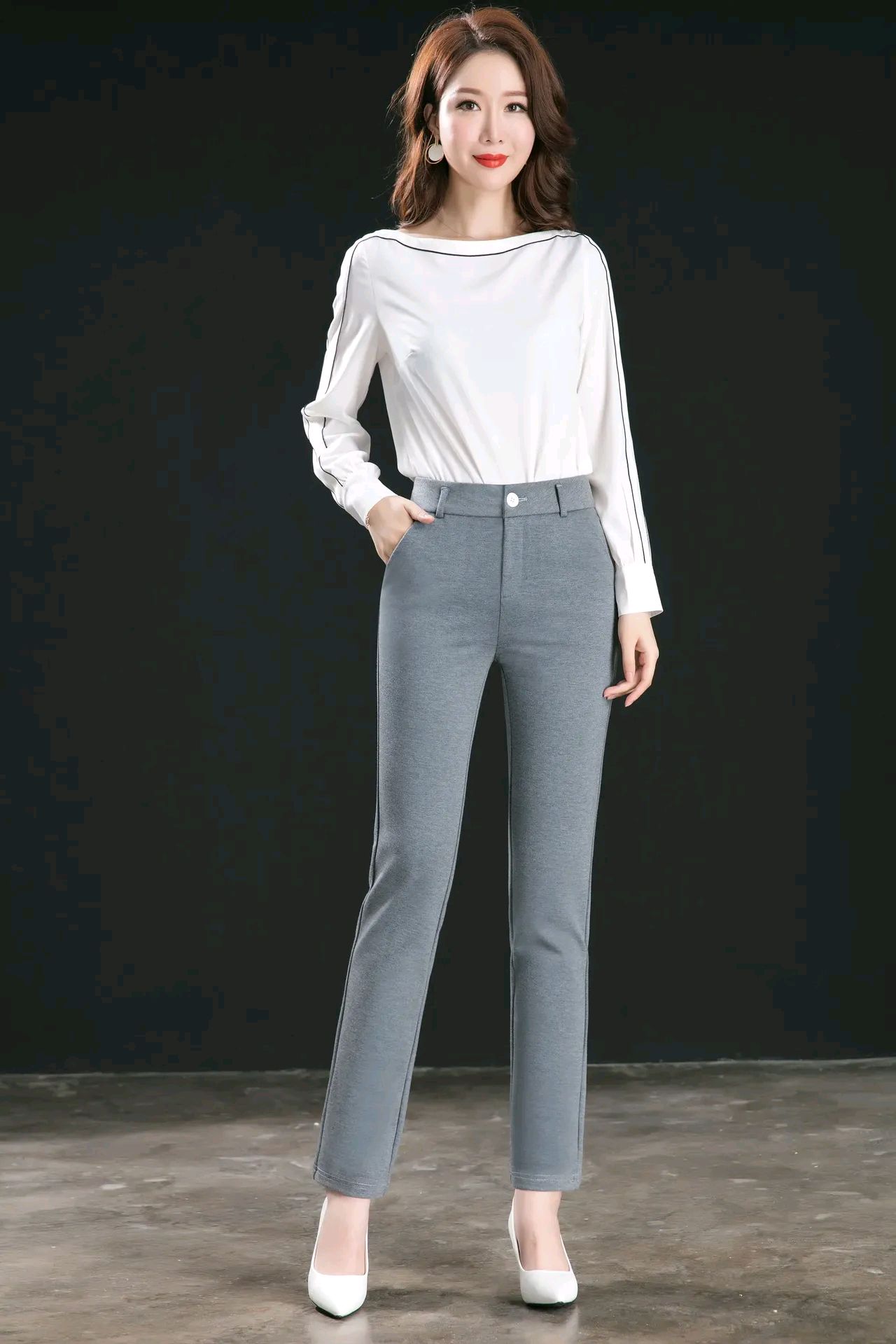 展现个性,散发魅力:直筒休闲裤白色高跟鞋的时尚穿搭