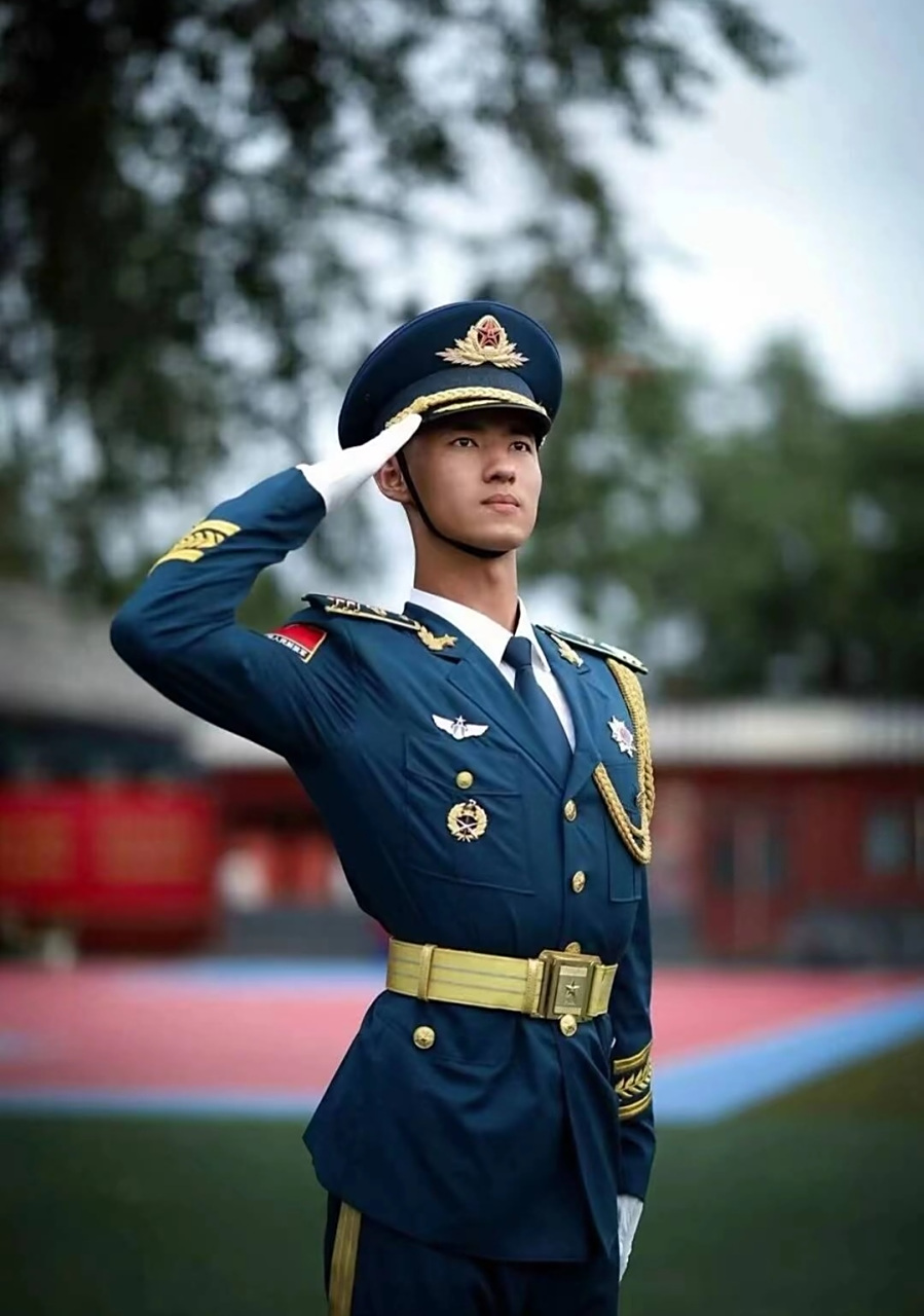 英姿飒爽,中国军人 敬礼!