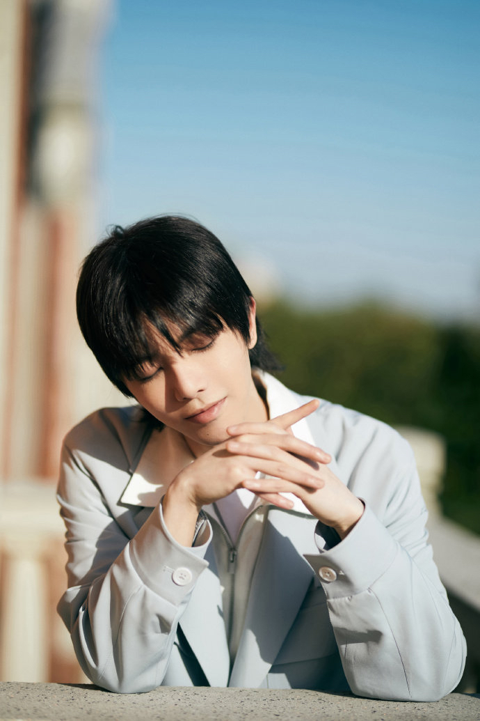 华晨宇十二宫格随拍来了!冬日暖阳,阳光下的少年精神气十足