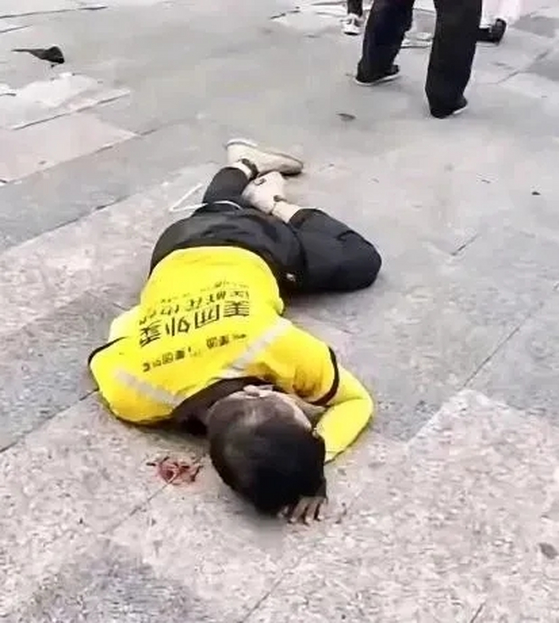 奇怪了,将外卖小哥打晕的保安还受伤起不来了.
