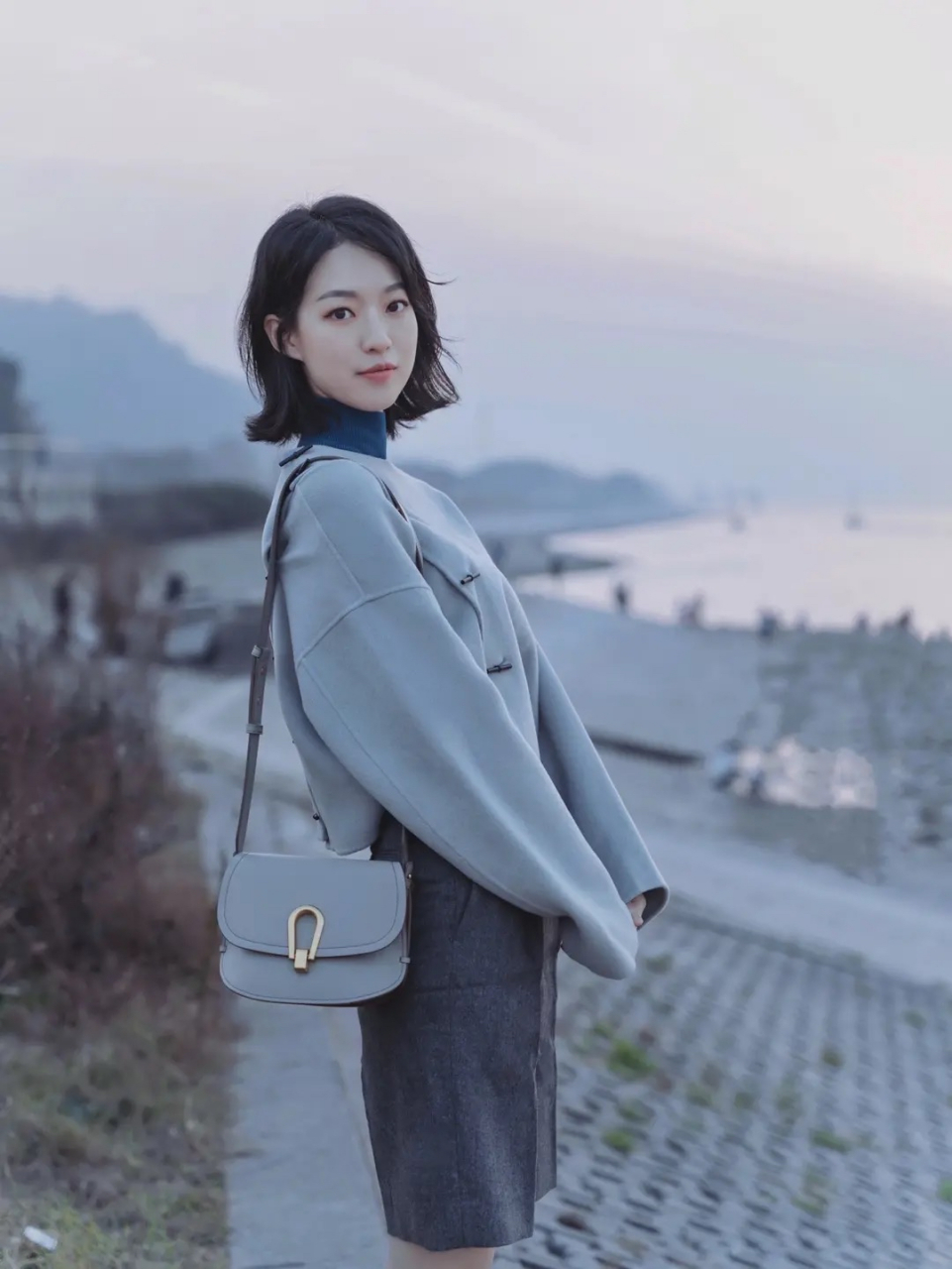 何丹妮私下的衣品真的好好哦…… 知性大方又别致,是"腹有诗书气自华"