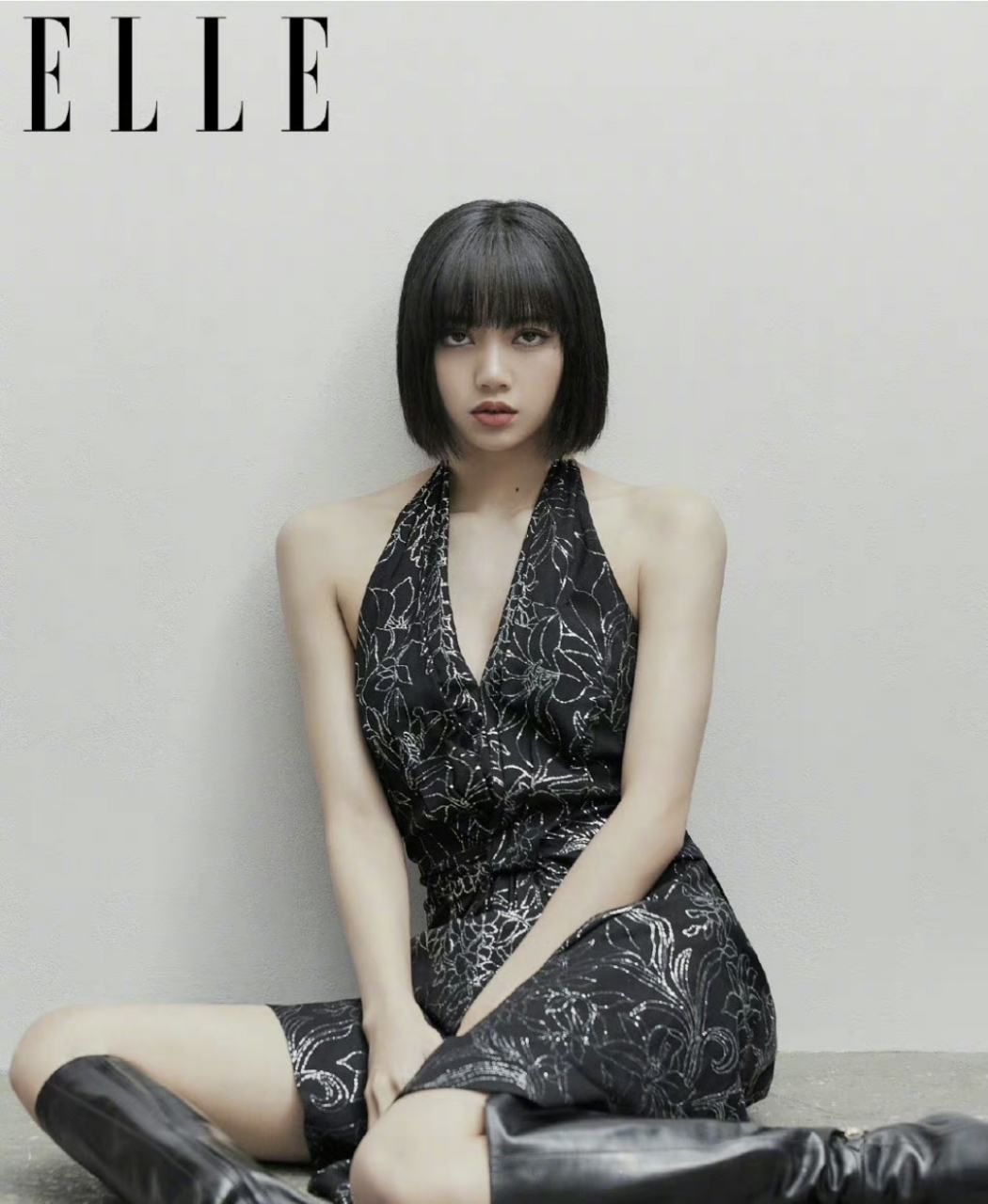 lisa这个肩膀宽的有点夸张了吧 看起来怪怪的