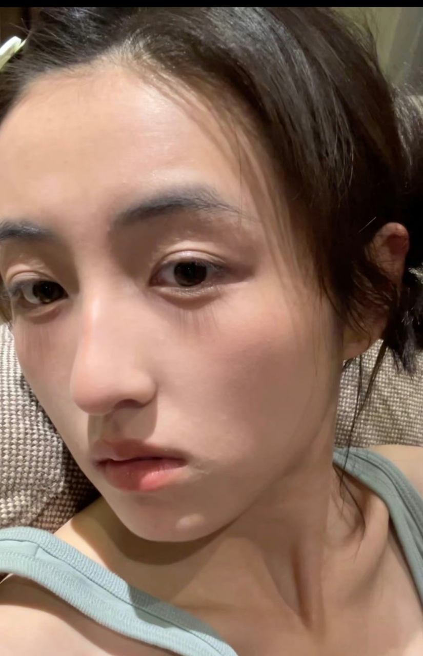 张子枫贴脸自拍,年轻小姑娘不用美颜也是牛奶肌,白白净净特别乖巧.