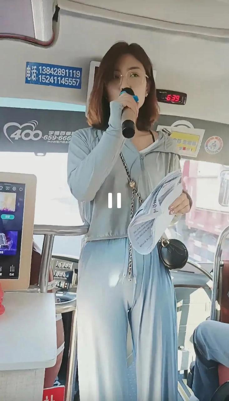 辽宁大连一位美女导游工作时穿紧身裤,被网友质疑以此来吸引游客.