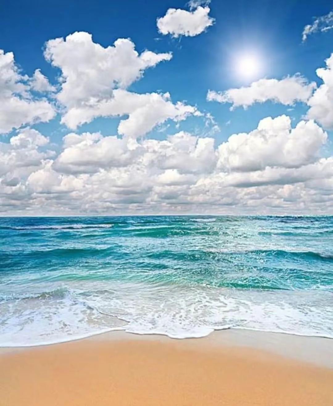 站在海边一望无际海天相连美极了