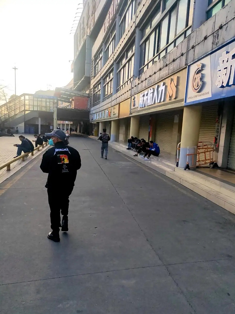 深圳龙华汽车站的三和大神,这里就成了他们的家了,有的人就睡这里,有