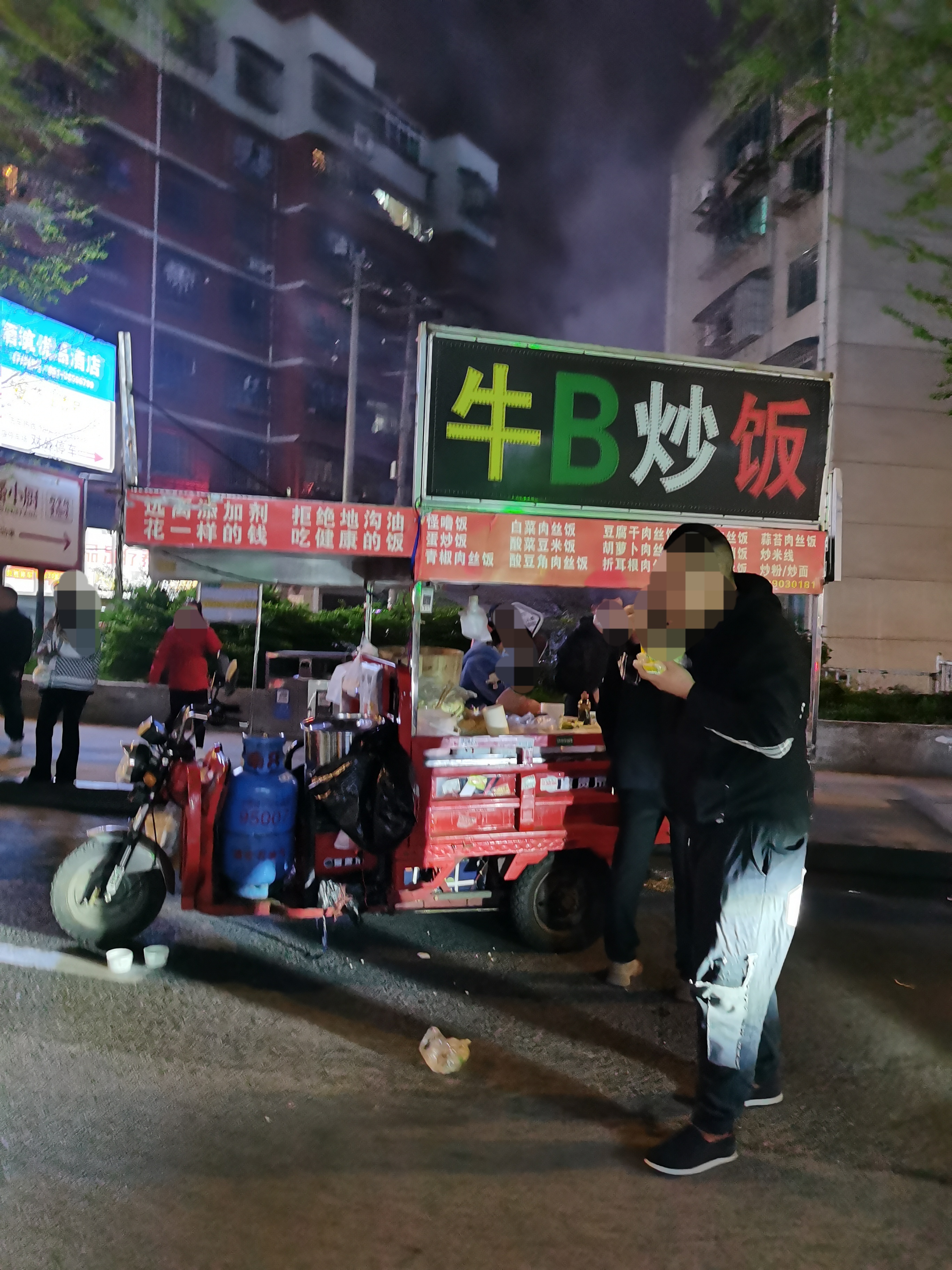 现在路边摊炒饭都是看谁的名字响亮吗?