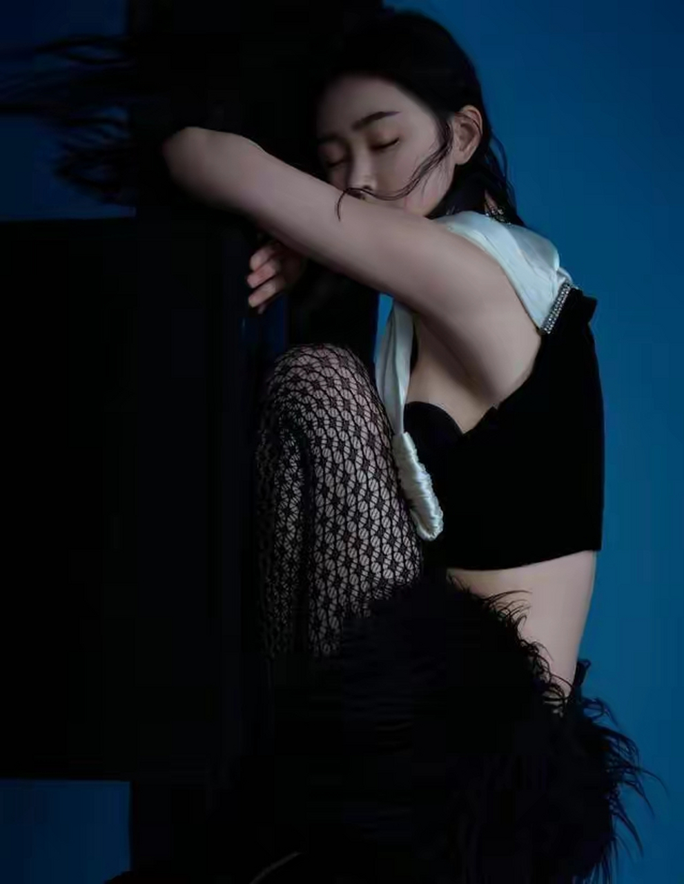 黑色旗子丝袜搭配露背上衣,张天爱彻底化身睡美人,网友:爱了,爱了!