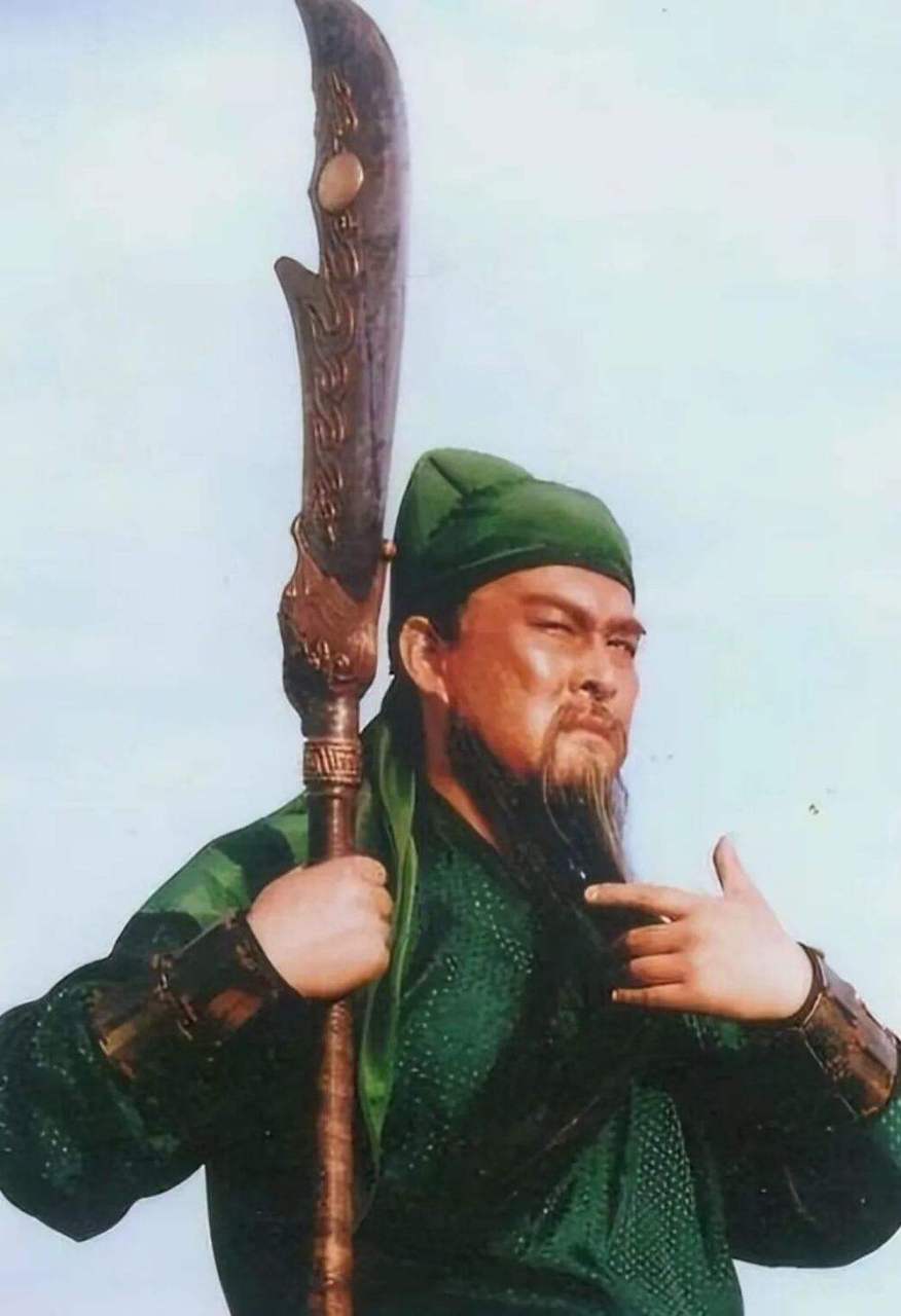 请问老版三国演义中的刘备是谁演的啊? 是不是现在有点紧张?