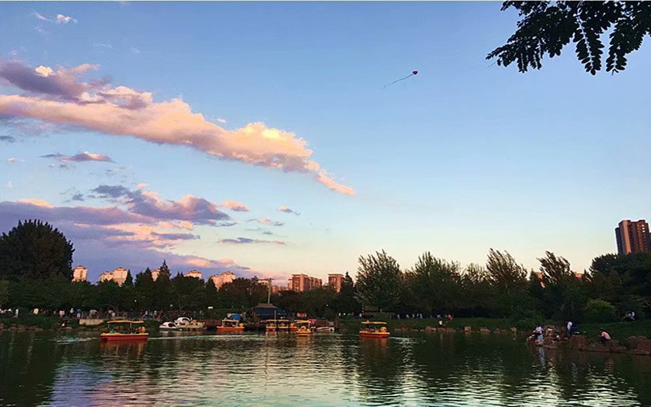 晚霞下的鞍山永乐公园