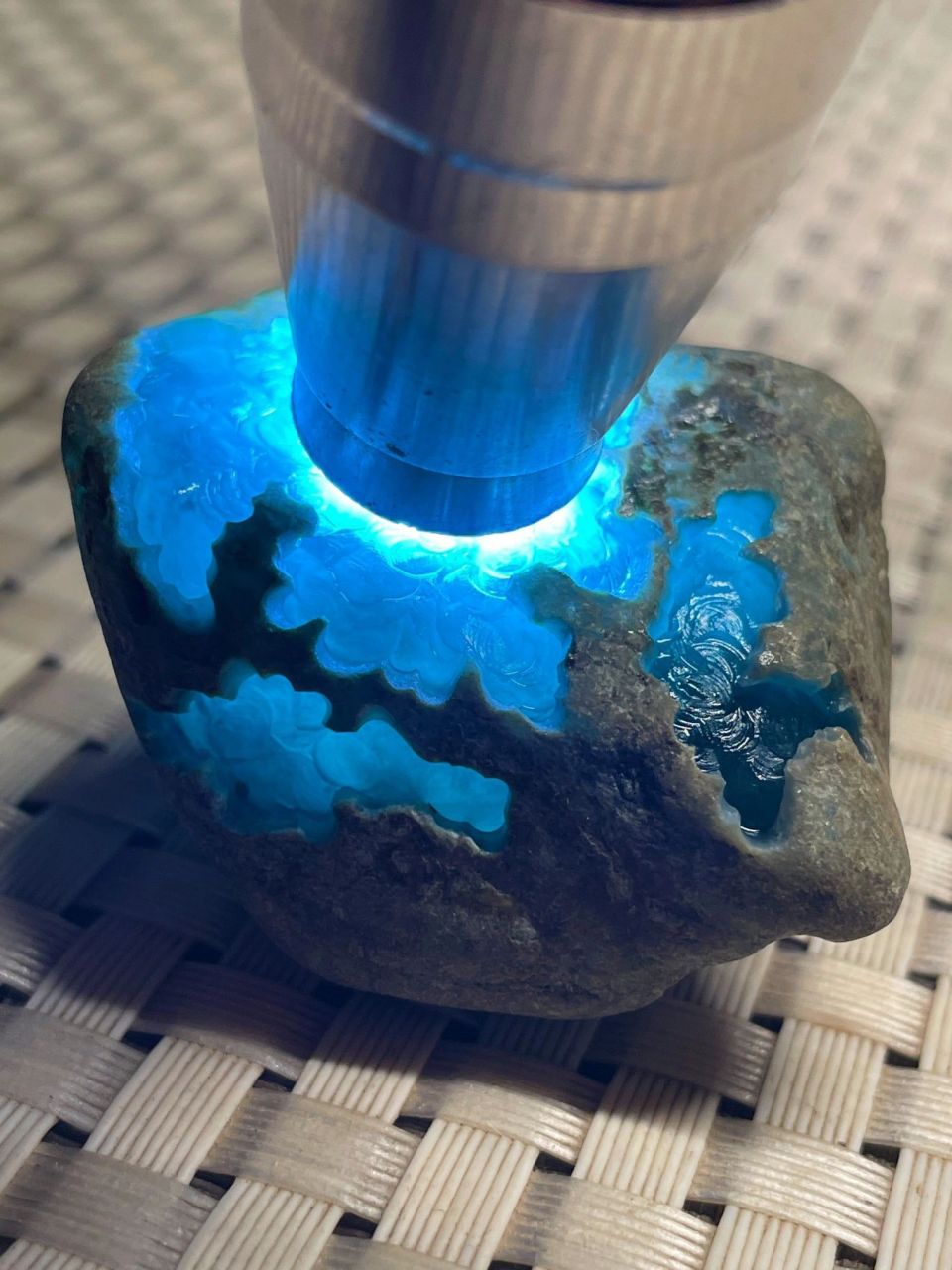 翡翠原石# #点击头像看直播# 60克后江天空蓝,料子品相完美,大面积