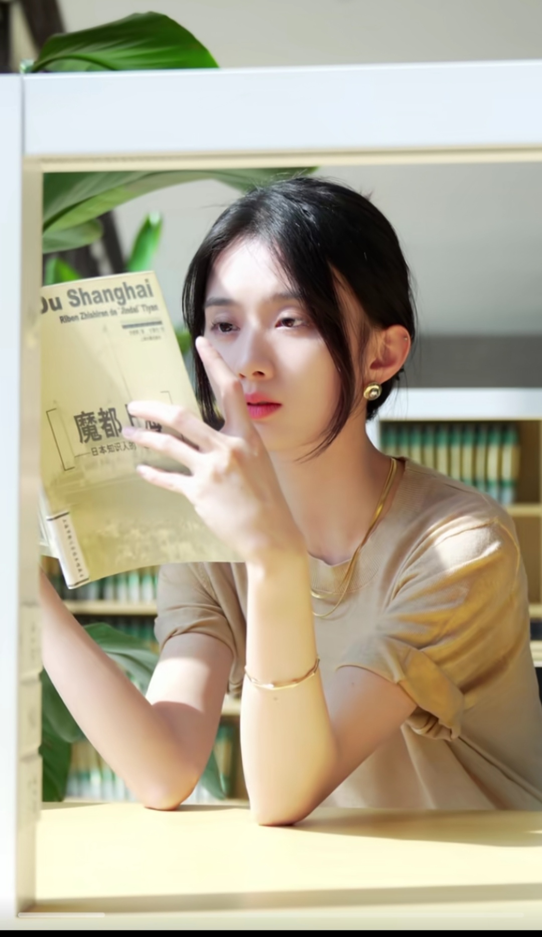 今年读大二的学文学的清纯苗条女生,没有女朋友的,来图书馆一起看书吧