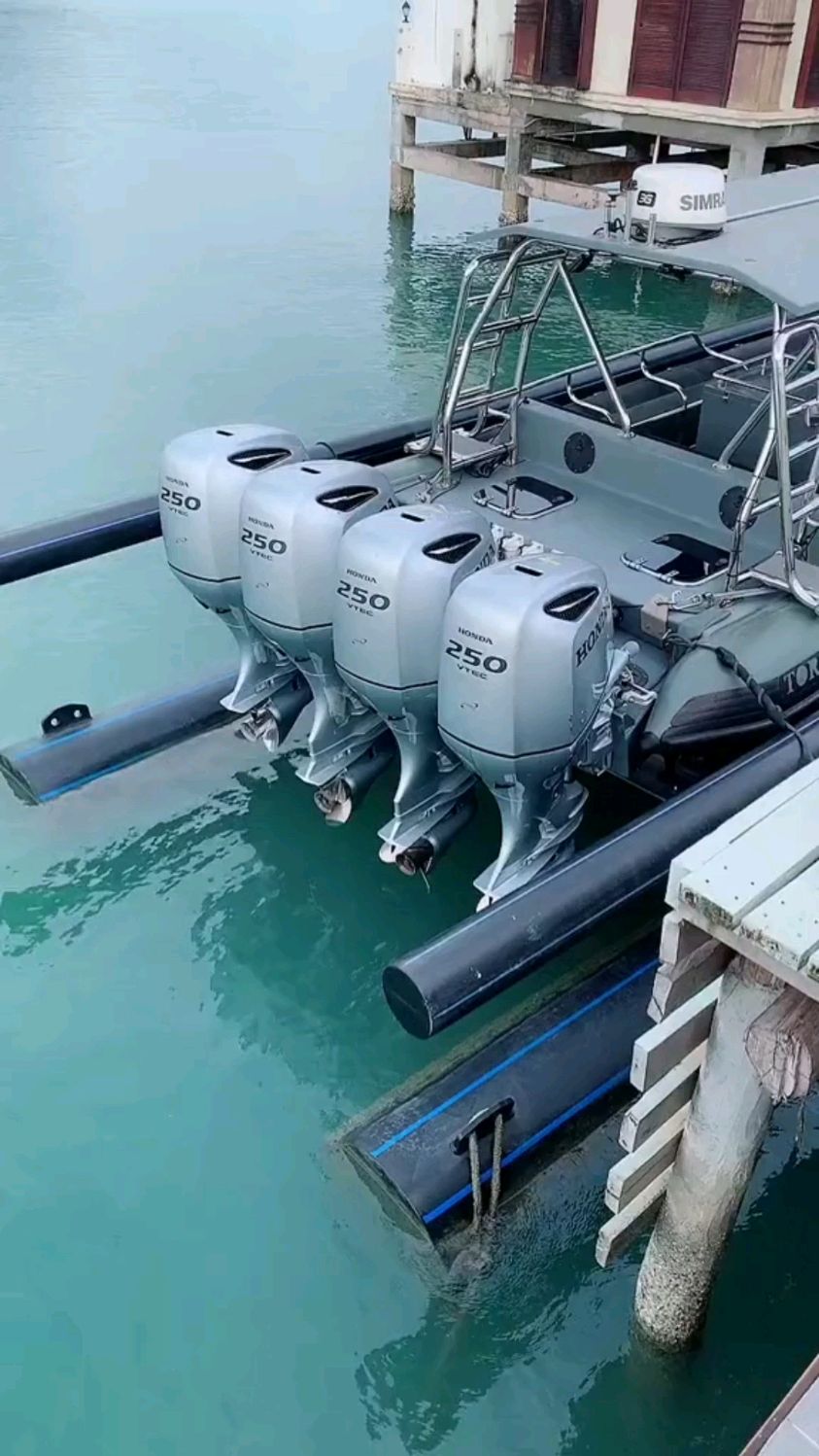 快艇安装了四台本田发动机.-度小视