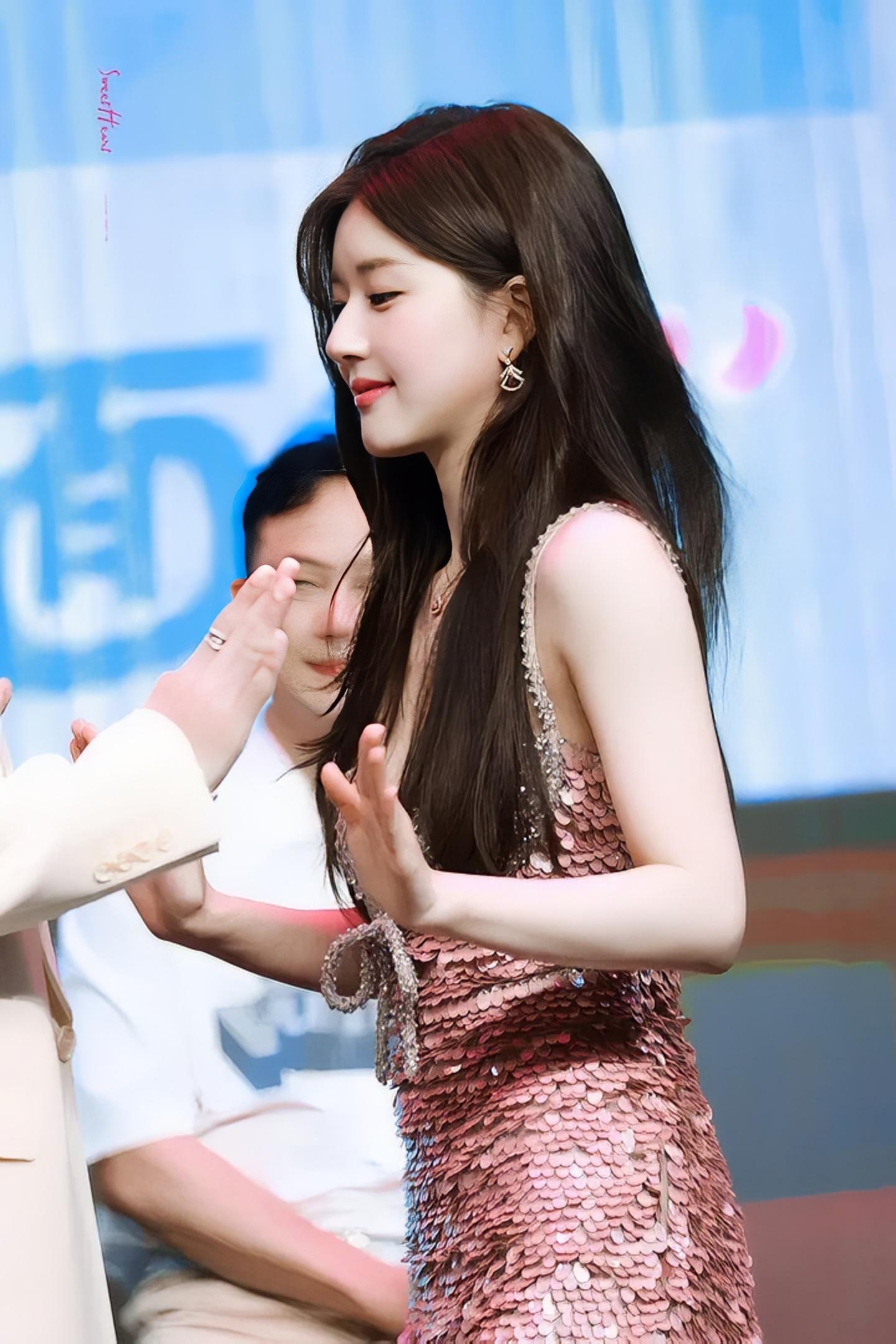 赵露思粉色吊带,人间水蜜桃