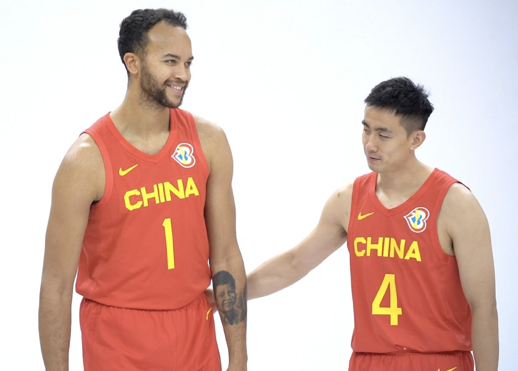 中国男篮,李凯尔,他真的穿上1号球衣了,希望1号能带给他好运,也带给