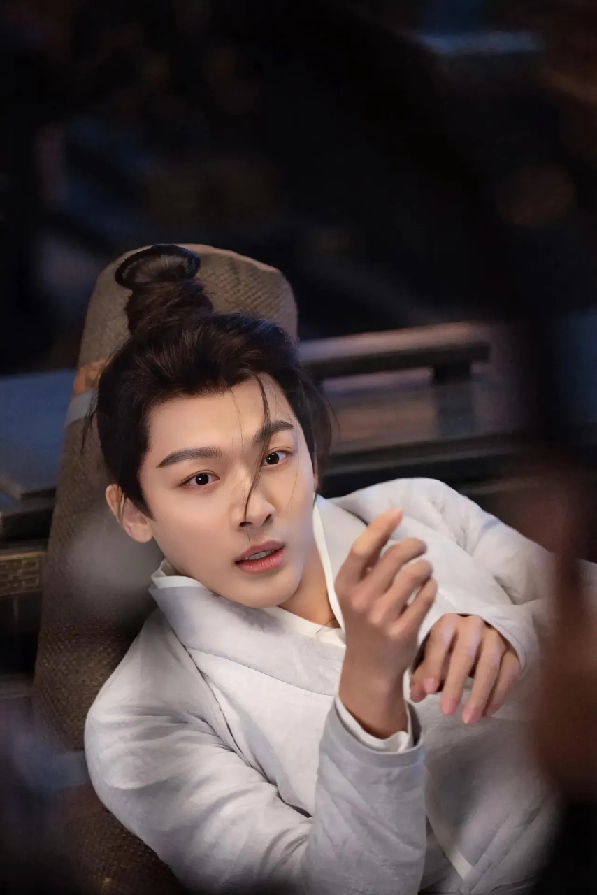 成也玱玹,败也玱玹,传闻中张晚意自我选择扮演玱玹的角色.