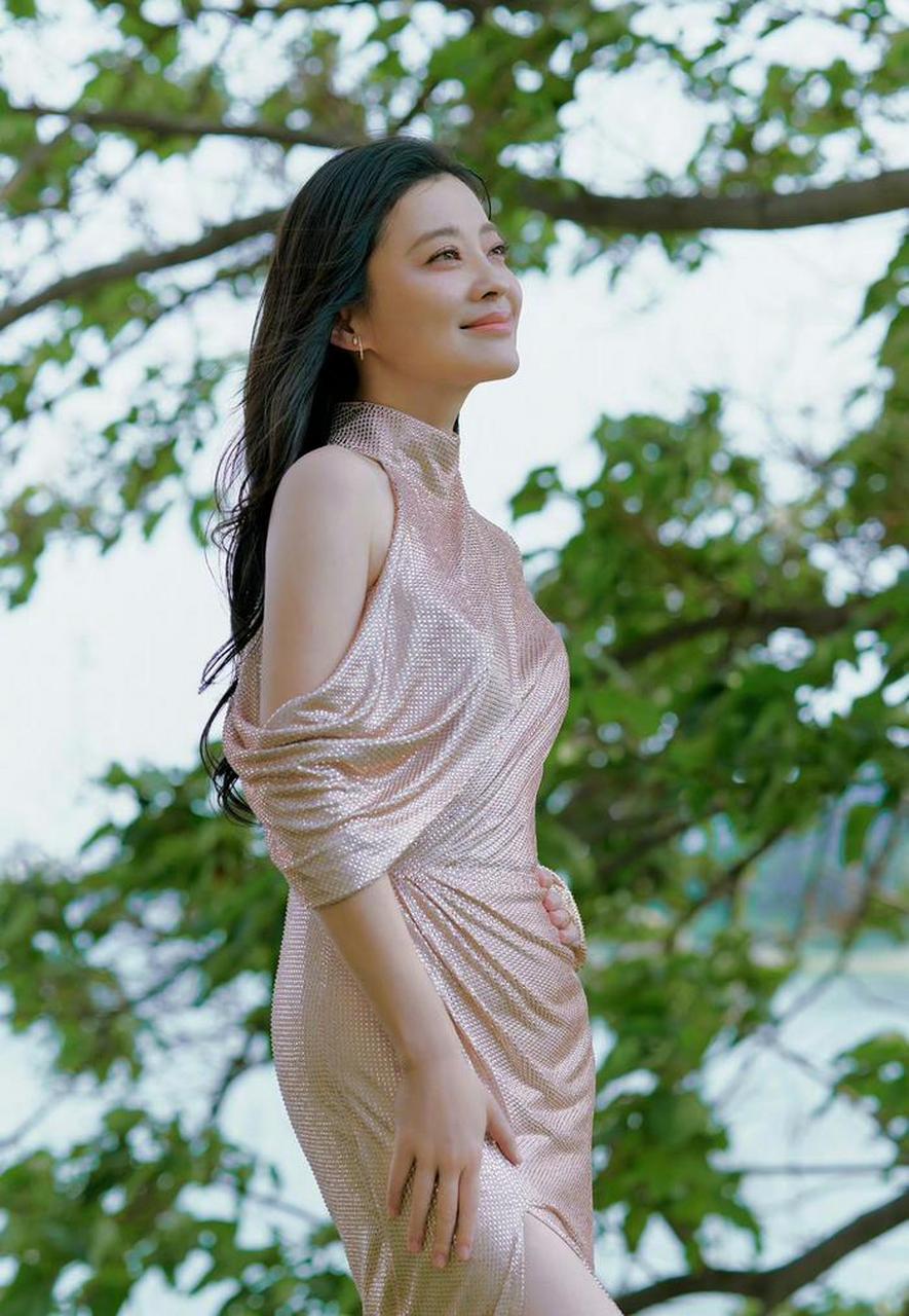 梅婷粉色亮片长裙 被她美到了~  #爆款练习生# #娱乐八卦# #梅婷