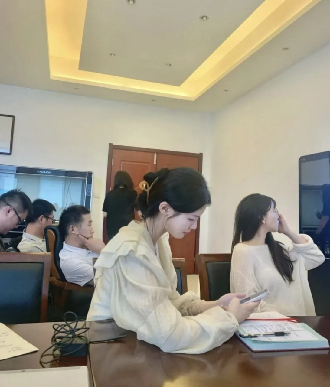 开会的时候,坐在我旁边的女同事总是不断的找我聊天,我多次提醒她不要