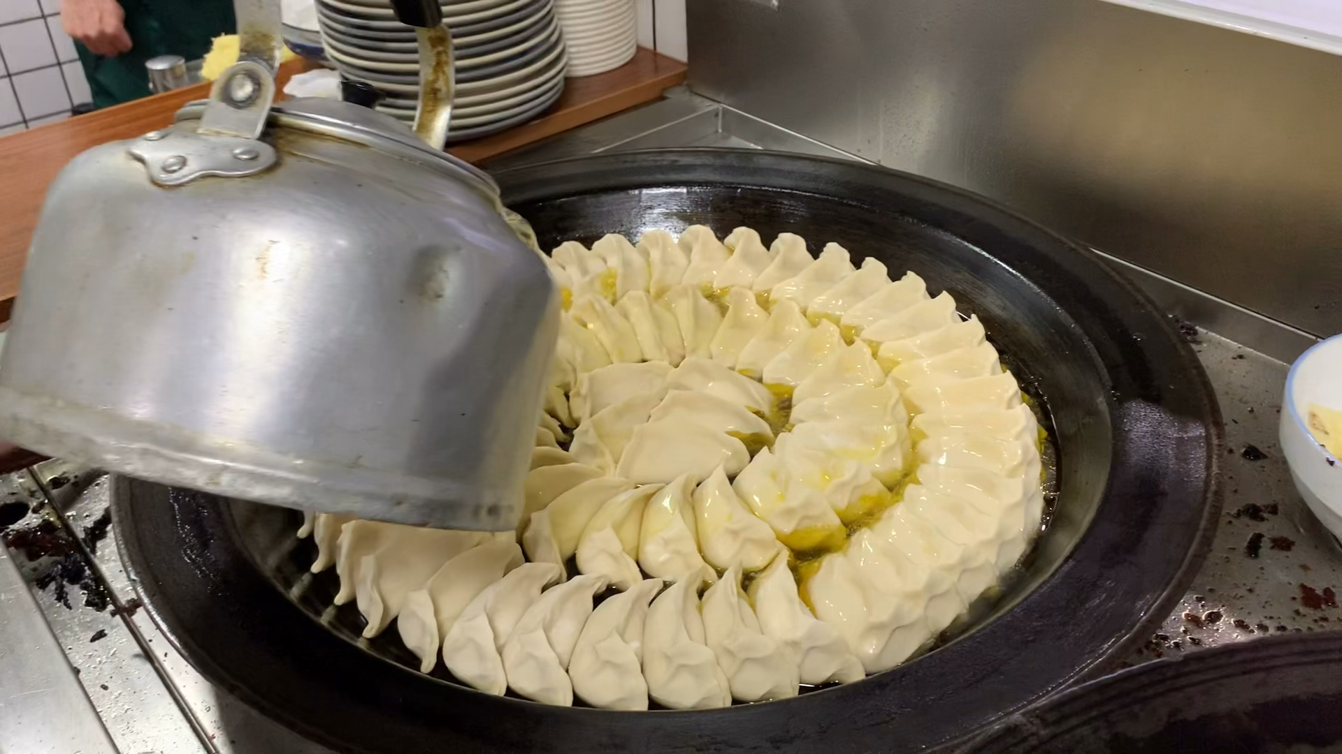 开了40年,搬迁三次,老食客跟着来,探访上海阿年锅贴