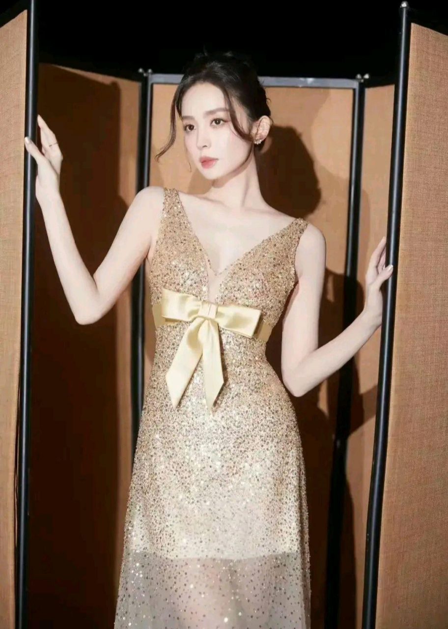 古力娜扎一袭金色深v露背裙,优雅高贵,性感迷人,举手投足间尽显风情!