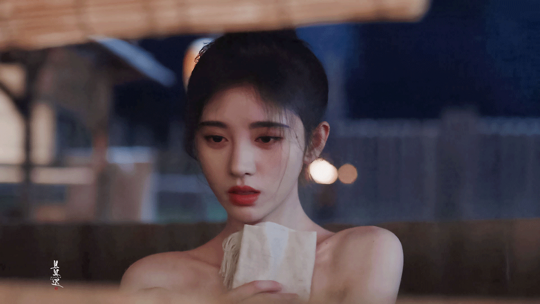 《花戎》鞠婧祎半永久妆我可以接受,拍沐浴戏还那么浓的妆确实容易