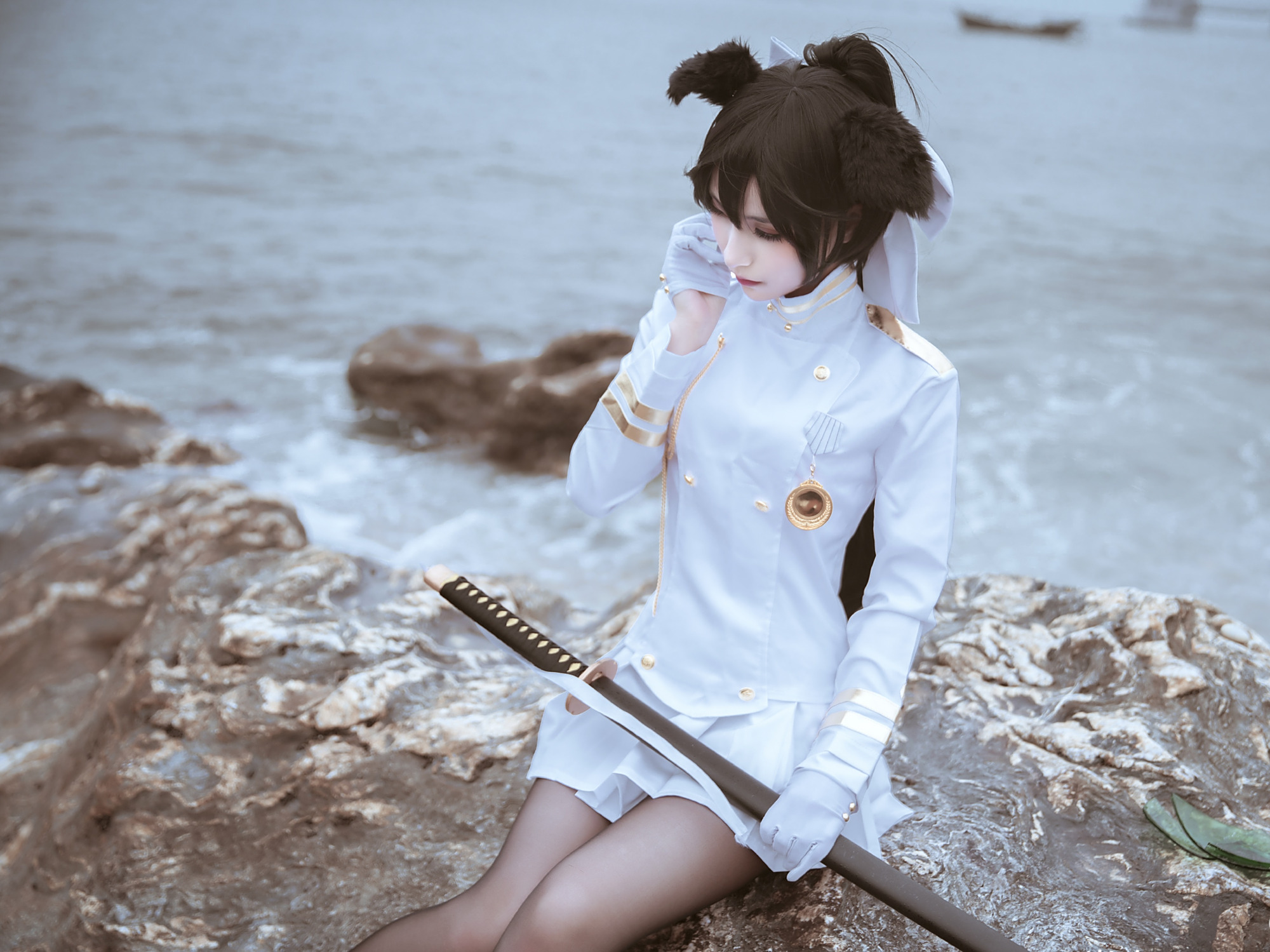 cosplay:海之涯,白色军装短裙配"黑丝"的高雄獒,剑破天之角