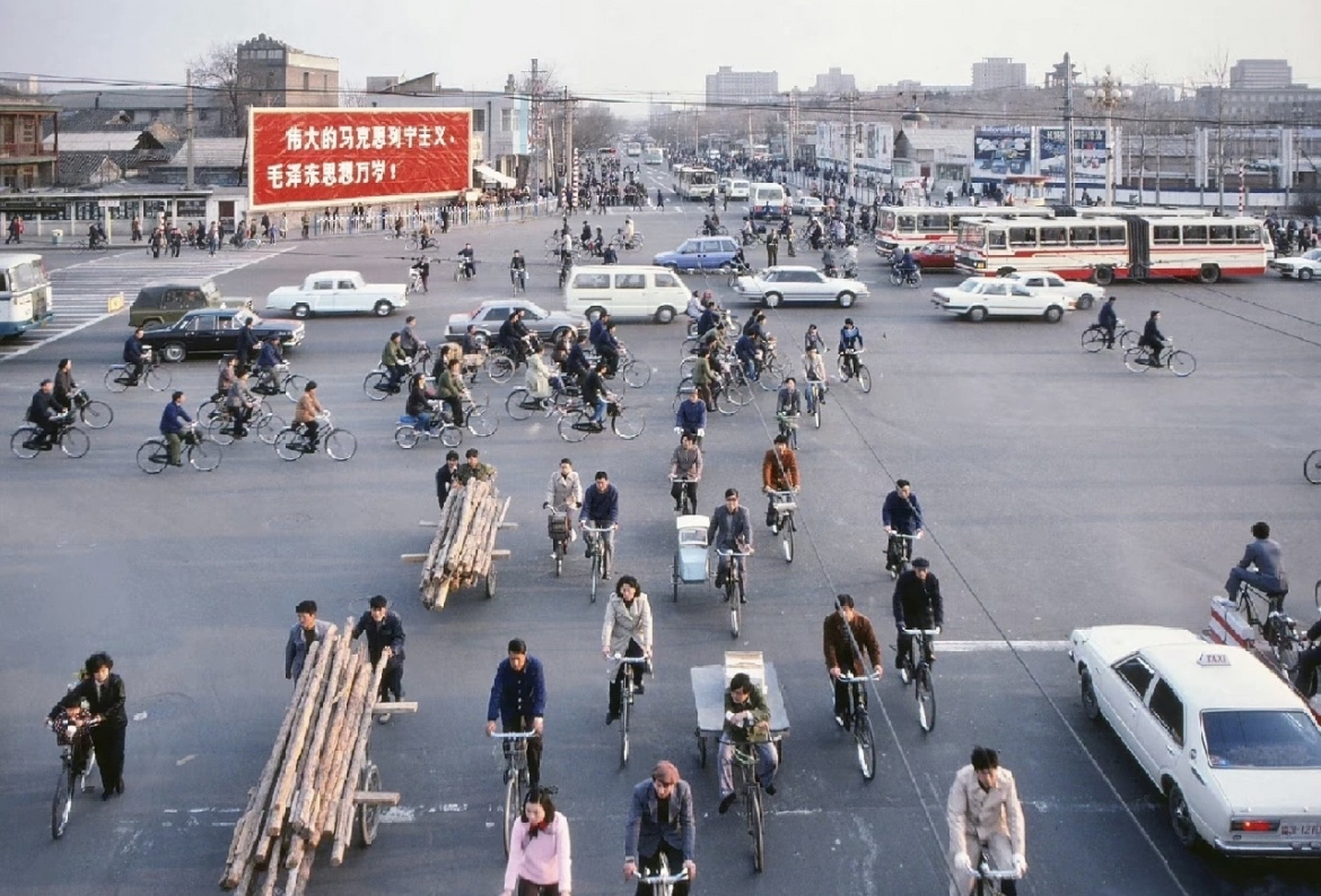 上世纪八十年代,北京街道上出现了各式各样的交通工具.