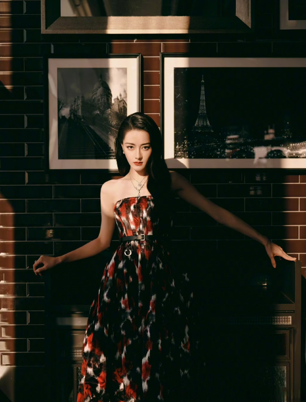 穿染拼色高定礼服配大波浪,美得很高级  迪丽热巴作为新疆美女代表之