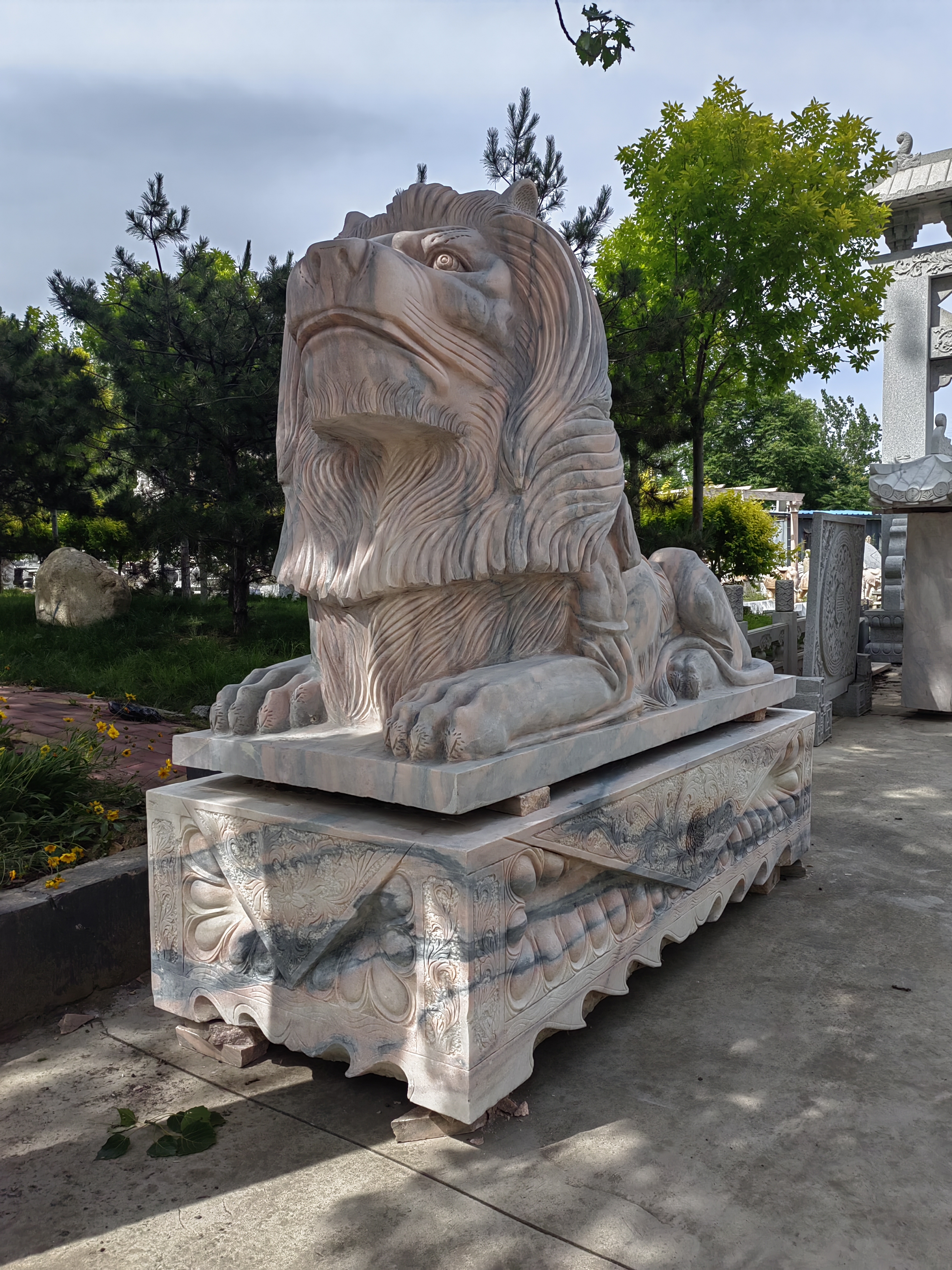 欧式晚霞红石雕狮子西洋狮子