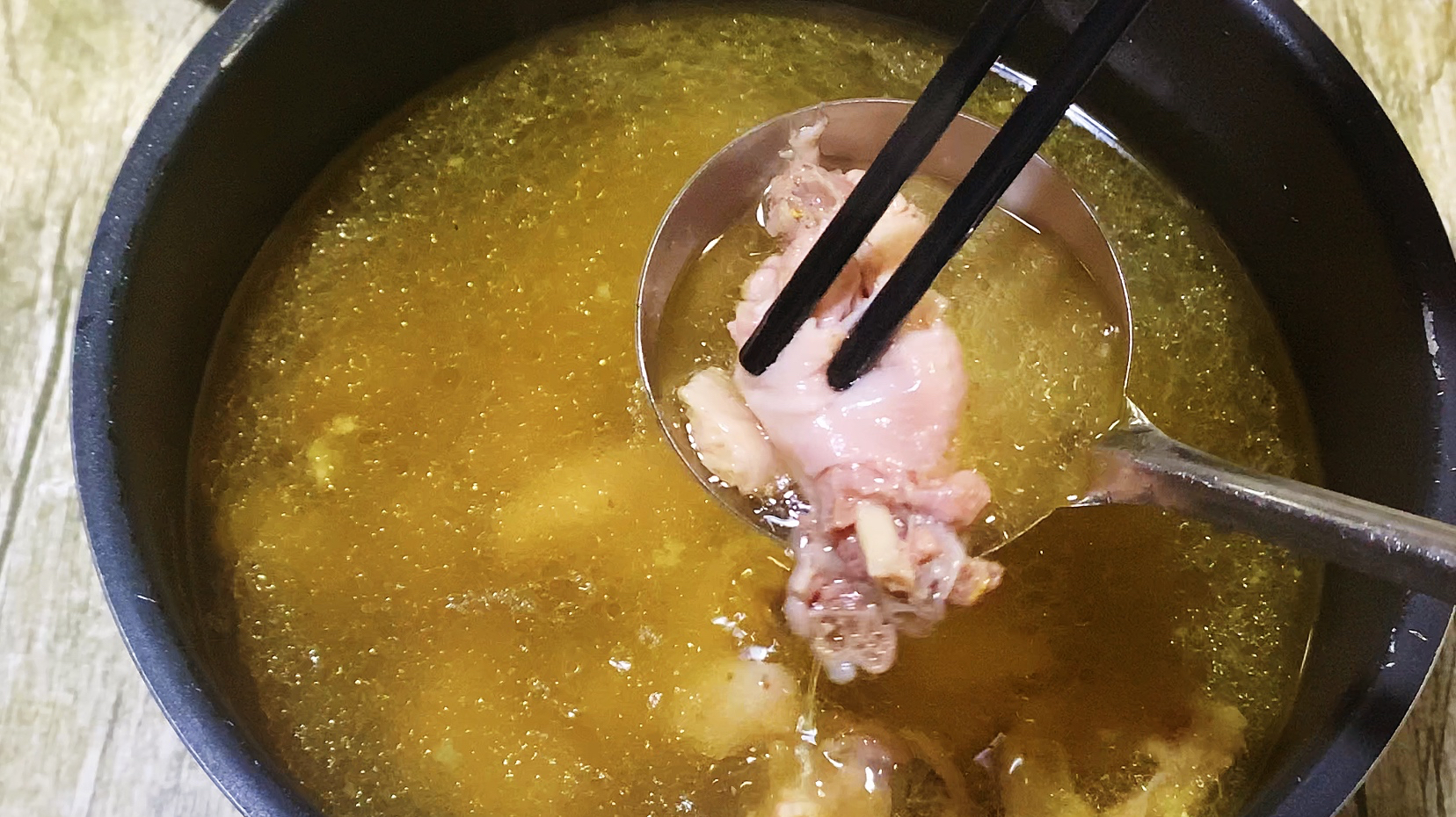 天气渐渐变热,煮一锅鸡汤补充能量其实很不错!