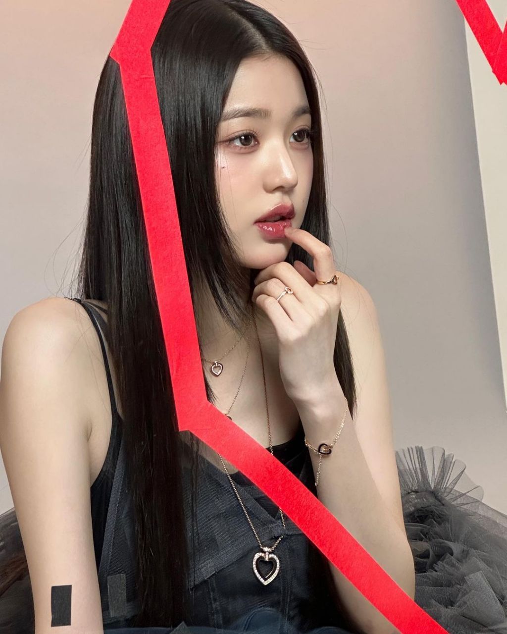 张元英最新照片. 黑长直的秀发太让人羡慕了.