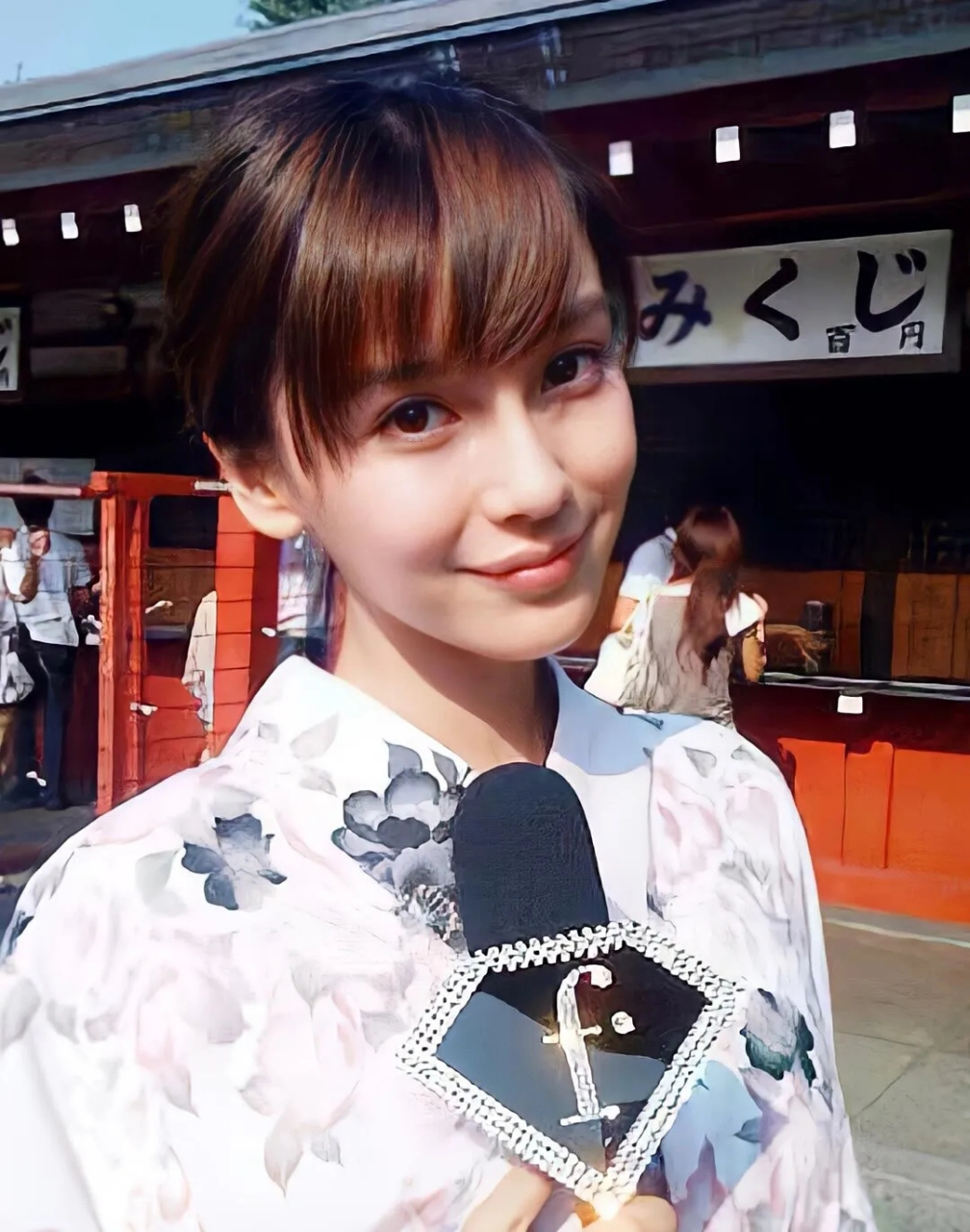 杨颖15岁在日本的老照片被翻出来,当年还在上初中的杨颖,一张自拍照