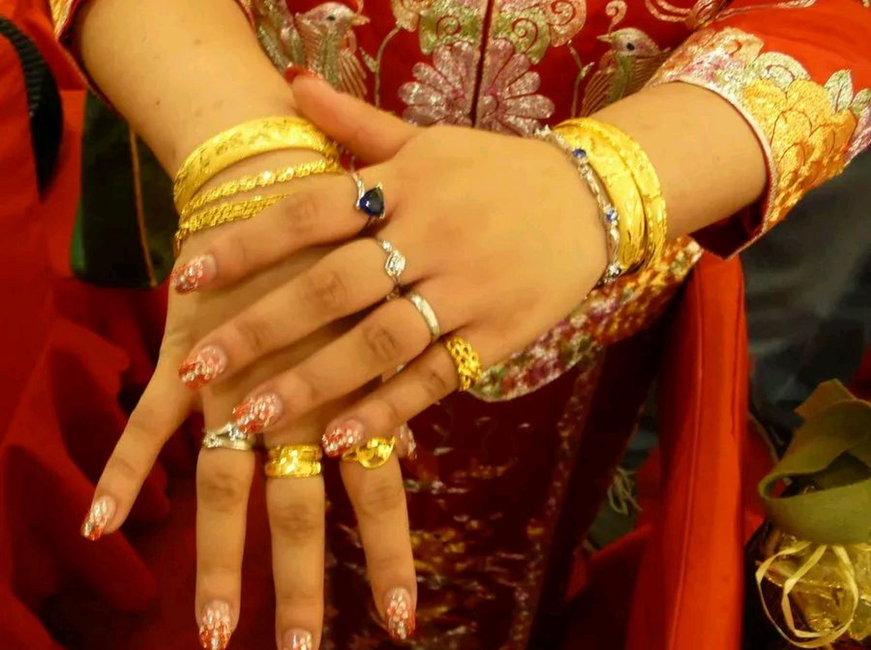 女同事的婆婆,浑身穿金带银,一个手戴十个金戒指……她和老公中年下岗