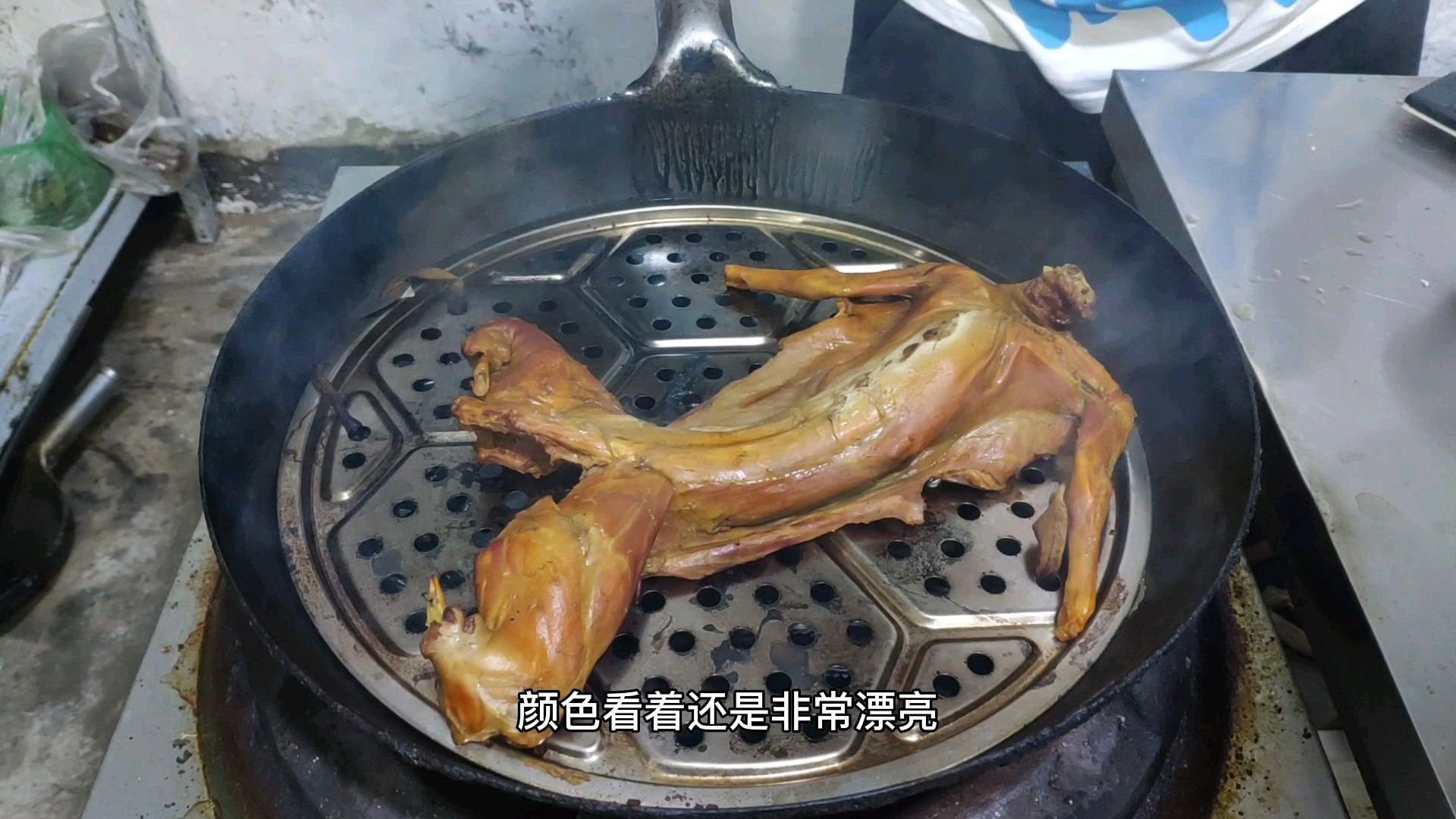 熏兔正宗做法先卤后熏 不仅看着有食欲 咬上一口还带汁儿